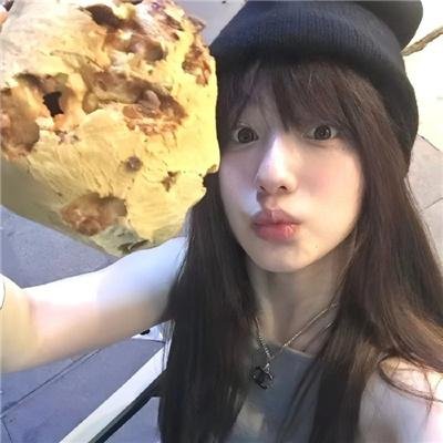出墙红杏两家春